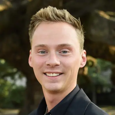 https://agent-headshots-prod.s3.us-west-2.amazonaws.com/005TQ000004vHUrYAM.png