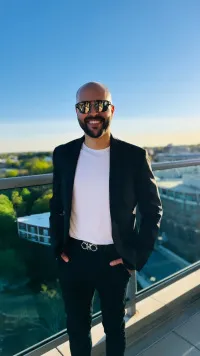 https://agent-headshots-prod.s3.us-west-2.amazonaws.com/005TQ0000020ZhNYAU.jpg