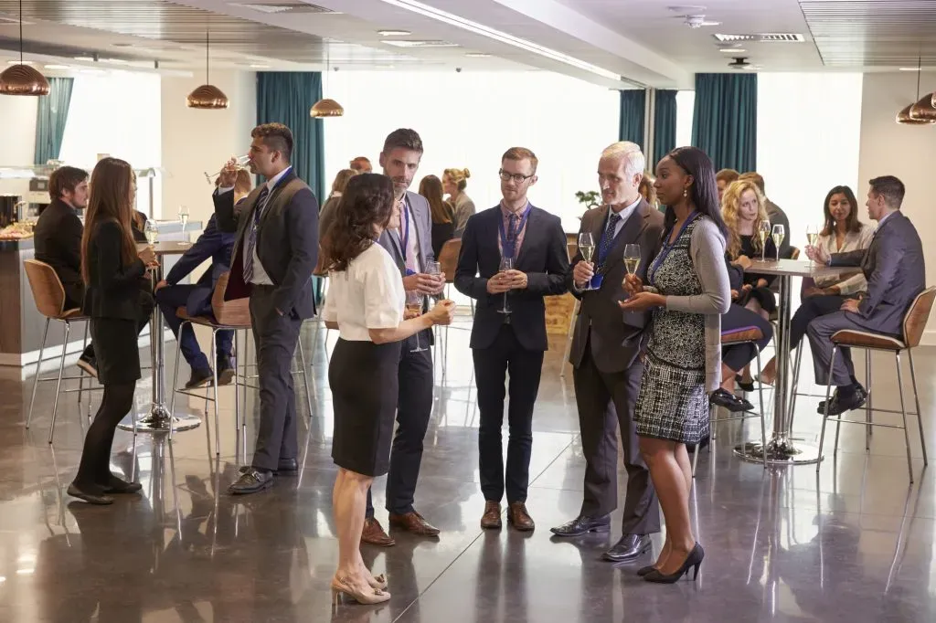 delegates-networking-at-conference-drinks-reception